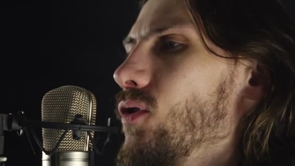 Adam Stüdyoda Şarkı Söylüyor — Stok video