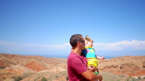 Padre Con Niño Las Montañas — Vídeos de Stock