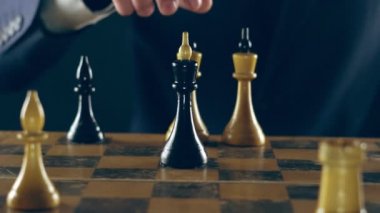 satranç oynamayı elbiseli adam