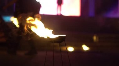 Novokuzneck, Rusya, 21.10.2018: ateş gösterisi sokakta