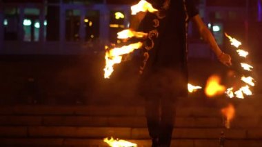 Novokuzneck, Rusya, 21.10.2018: ateş gösterisi sokakta