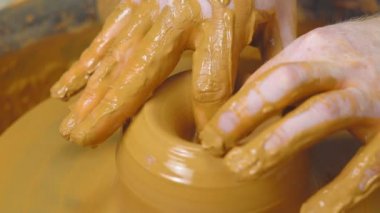 bir sürahi Potter yapar