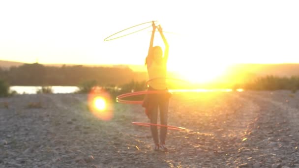 Ragazza con cerchio in natura — Video Stock