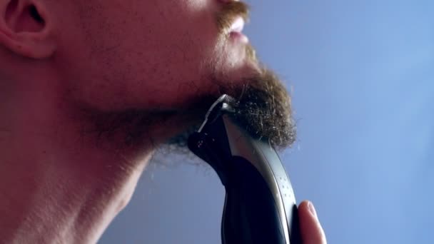 El hombre afeita la barba — Vídeos de Stock