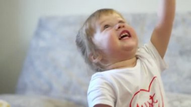 bir çocuk ile bir top oynuyor