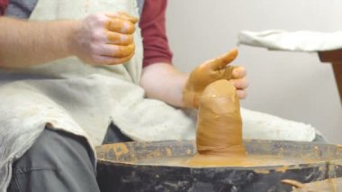 bir sürahi Potter yapar