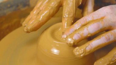 bir sürahi Potter yapar