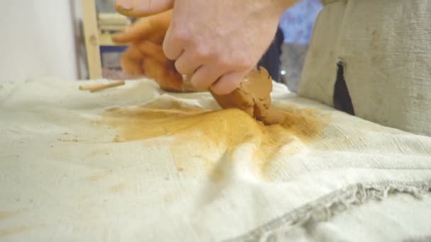 陶工が粘土を練る — ストック動画