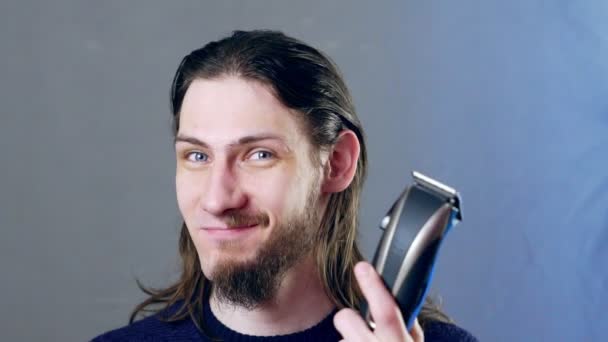 Мужчина бреет бороду — стоковое видео