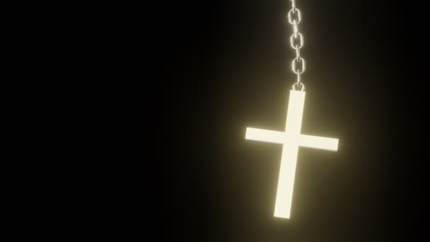 基督徒十字架挂在黑暗中的铁链上 — 图库视频影像