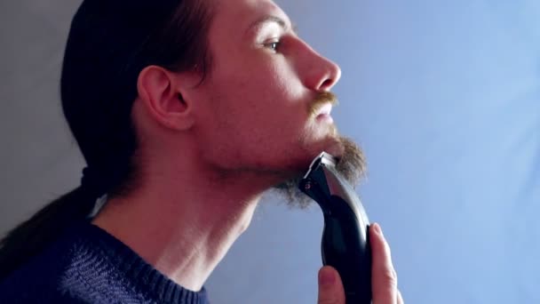 Man scheert baard — Stockvideo