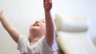 bir çocuk ile bir top oynuyor