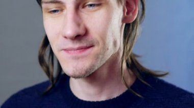 adam kameraya gülümsedi