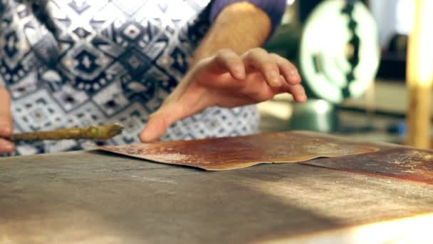 Gerber bei der Arbeit in der Werkstatt — Stockvideo