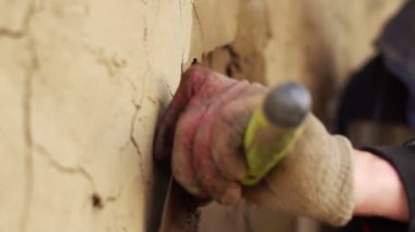 alçı sıva tabakası uygular