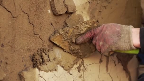 Plaster applies a layer of plaster — Stock Video