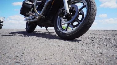 bisiklet yolun yan tarafında