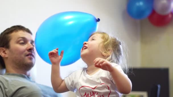 Een kind speelt met een bal — Stockvideo