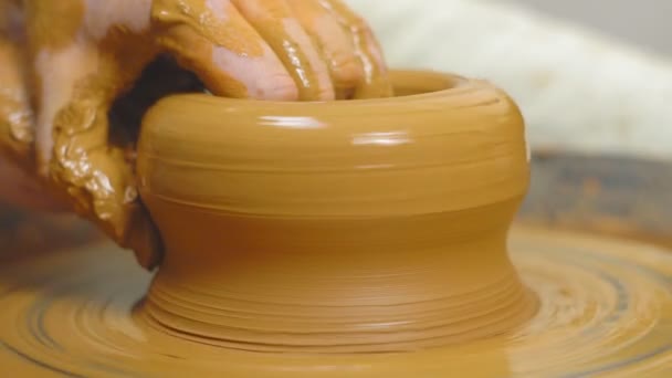 Potter hace una jarra en el taller — Vídeos de Stock