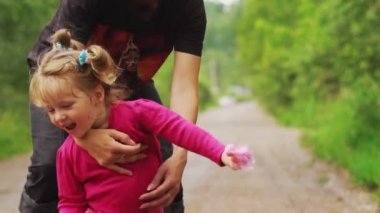 küçük kız çalışır ve seviniyor