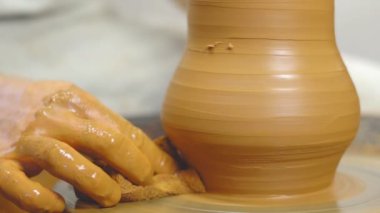 Potter atölyede bir sürahi yapar