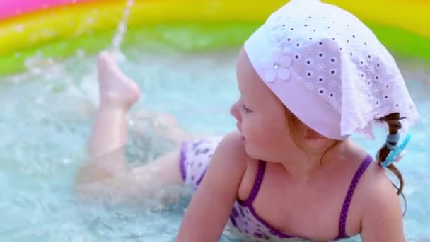 A child swims in an inflatable pool — Stock Video