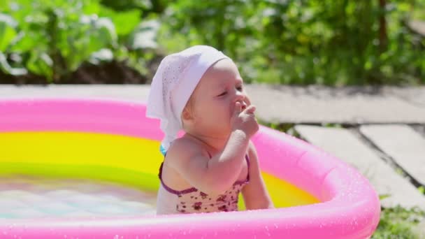 Bir çocuk şişme havuzda yüzerler — Stok video
