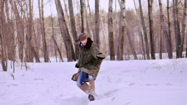 Чоловік танцює смішно взимку на вулиці — стокове відео