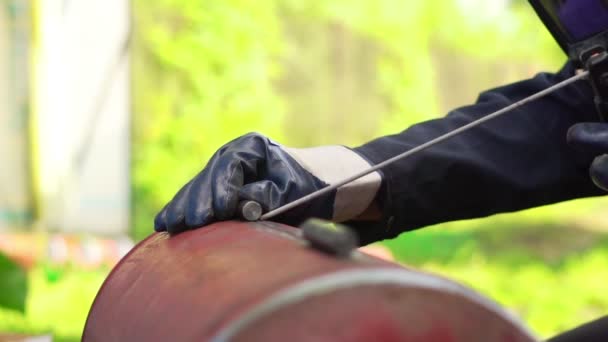 Mestre de soldagem ferro fundido ferro de cozinha — Vídeo de Stock