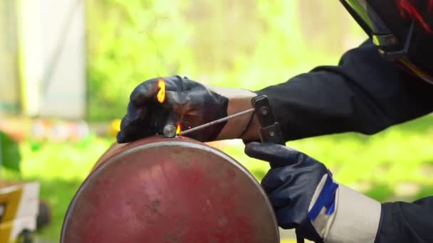 Master welding cast iron cooking iron — Stock Video