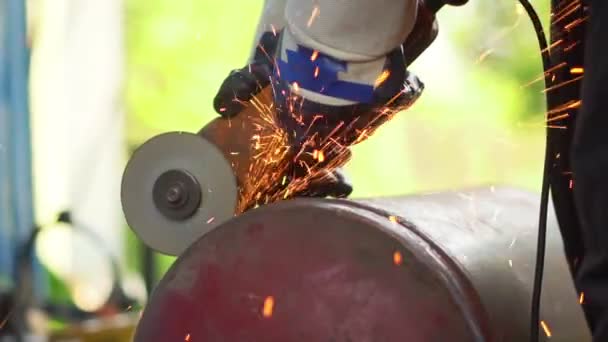 La scie circulaire en fer à étincelles — Video