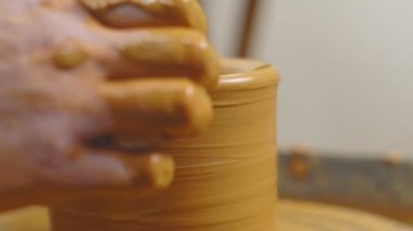 Potter atölyede bir sürahi yapar