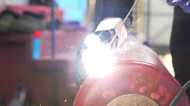 Master welding cast iron cooking iron — Stock Video