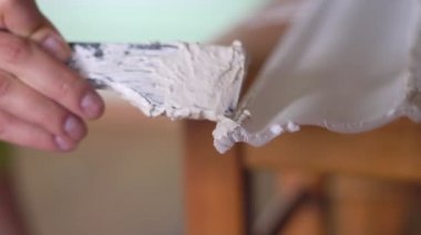 süpürgelik Panosuna tutkal uygulayın