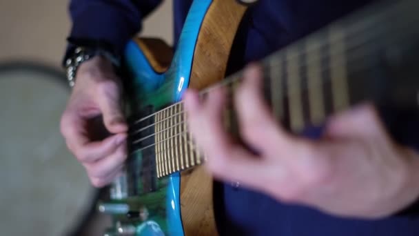 Ryssland, Novokuznetsk, 22.05.2020 gitarrist spelar gitarr i studion — Stockvideo
