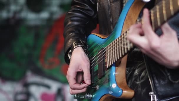 Ryssland, Novokuznetsk, 22.05.2020 musiker som spelar gitarr i byggnaden — Stockvideo