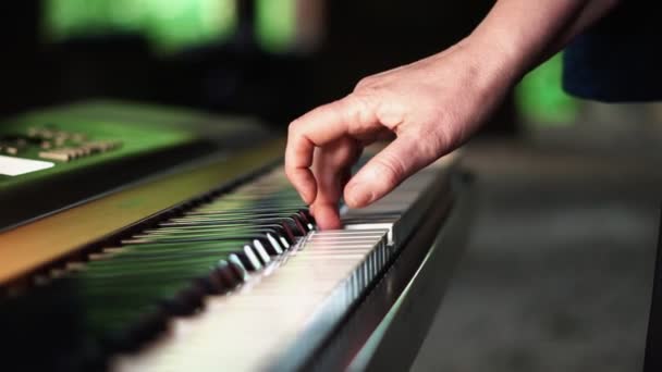 Пианист играет на клавишах — стоковое видео