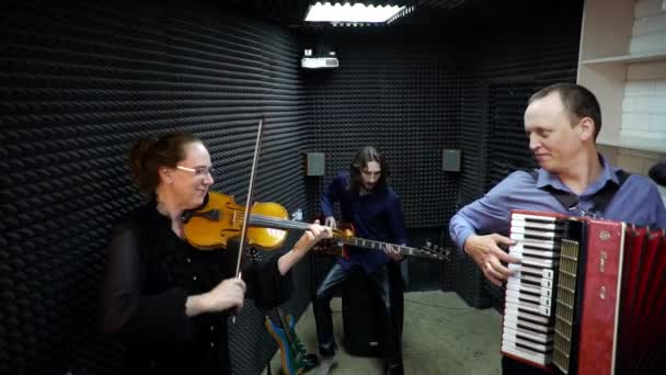 Rusland, Novokuznetsk, 22.05.2020muzikanten spelen in een studio — Stockvideo