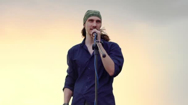 El cantante canta en la calle en el micrófono — Vídeos de Stock