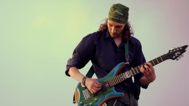 러시아, 노보쿠즈네츠크, 22 . 05 . 2020 한 음악가 가 거리에서 기타를 치고 있다 — 비디오
