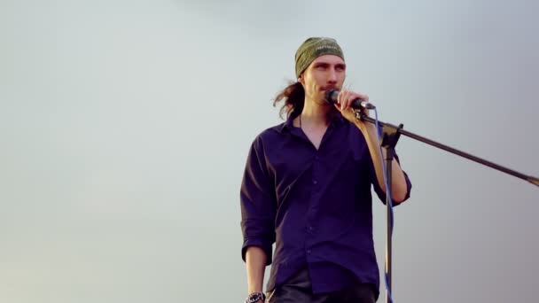 Rusia, Novokuznetsk, 22.05.2020 el cantante canta en la calle en el micrófono — Vídeo de stock