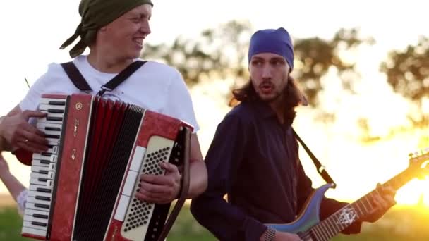 Russland, Novokuznetsk, 22.05.2020 Musiker spielen auf der Straße — Stockvideo