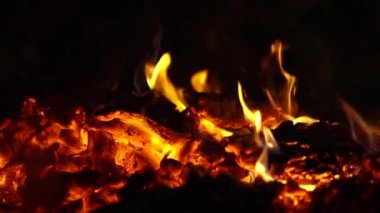 Gece bir ateş yanıyor, kıvılcımlar uçuşuyor