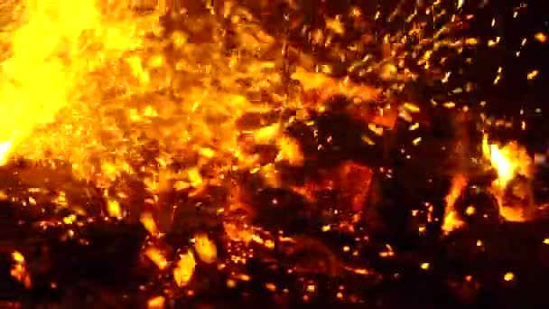 Ein Feuer brennt in der Nacht Funken fliegen — Stockvideo