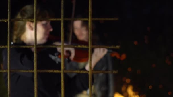 Una donna anziana musicista suona il violino — Video Stock