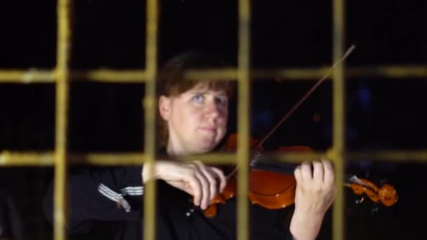 Une musicienne âgée joue du violon — Video