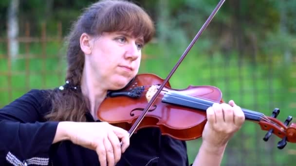 Uma Mulher Idosa Músico Toca Violino — Vídeo de Stock