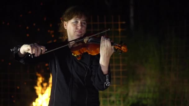 Una Mujer Anciana Toca Violín — Vídeos de Stock