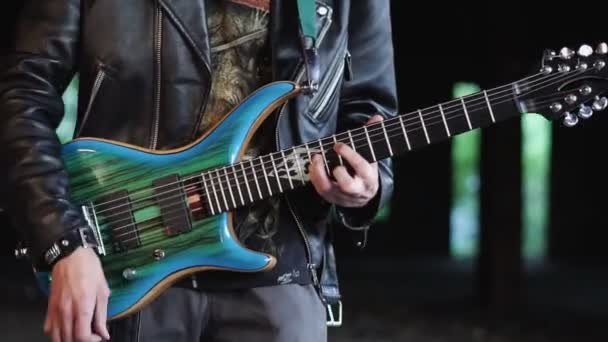 러시아 노보쿠즈네츠크 2020 건물에서 기타를 연주하는 음악가 — 비디오
