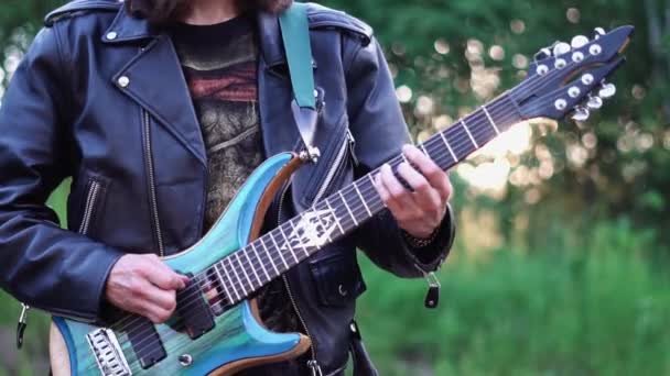 Russland Novokuznetsk 2020 Musiker Spielt Gitarre Gebäude — Stockvideo